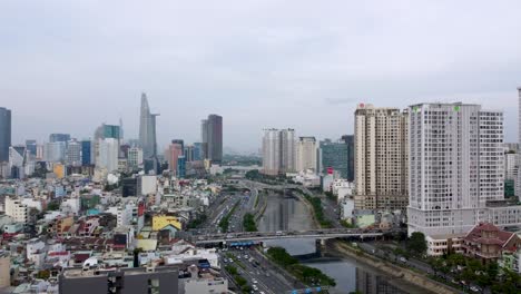 Vista-Aérea-Del-Panorama-De-La-Ciudad-De-Saigón,-Puente-De-Cruce-De-Tráfico-Sobre-El-Río-Sai-Gon,-Vietnam