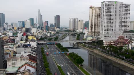 Sobrevuelo-Del-Río-Sai-Gon-Con-Tráfico-En-La-Mañana-Malhumorada,-Ciudad-De-Ho-Chi-Minh,-Paisaje-Urbano,-Vietnam