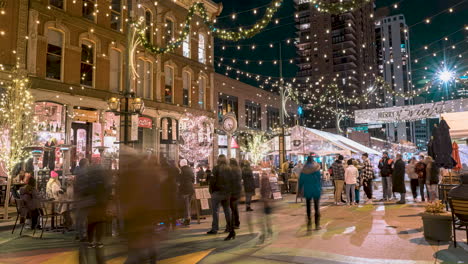 Lapso-De-Tiempo-De-Personas-Caminando-Por-La-Plaza-Larimer-De-Denver-En-Una-Noche-De-Invierno