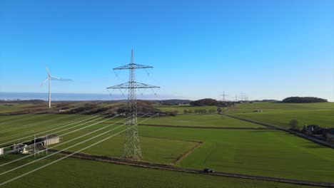 Powering-The-Nation:-Luftaufnahme-Von-Windmühlen-Und-Stromleitungen,-Die-An-Ein-Umspannwerk-Im-Sauerland-Angeschlossen-Sind