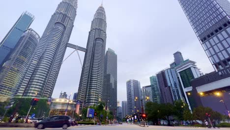 Torres-Gemelas-Petronas,-Los-Edificios-Más-Altos-De-Kuala-Lumpur,-Malasia-Y-Las-Torres-Gemelas-Más-Altas-Del-Mundo