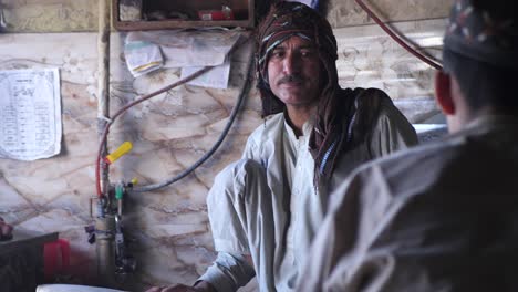 Männlicher-Bäcker-Im-Gespräch-Mit-Kollegen-Im-Traditionellen-Brotladen-In-Quetta,-Pakistan