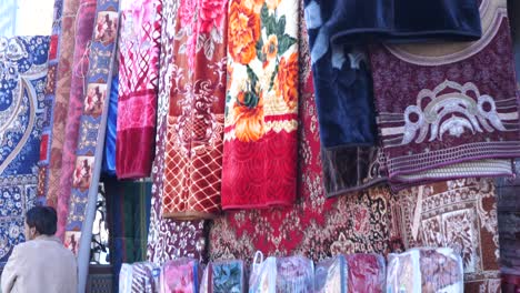 Bunte-Decken-Bettdecke-Hängen-In-Der-Straße-Zum-Verkauf-In-Quetta