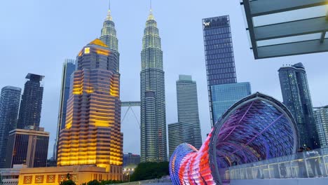 Majestuosa-Vista-De-Las-Torres-Gemelas-Petronas-En-La-Noche-Kuala-Lumpur