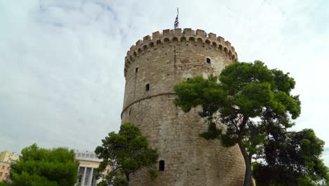 White-Tower-of-Thessaloniki-today-rises-alone-on-the-beach-of-the-city,-in-the-past-was-the-southeastern-tower-of-its-fortification