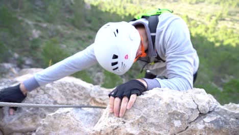 Ascensión-Vía-Ferrata-En-Grupo-De-Amigos