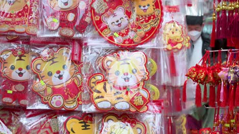 Chinesische-Neujahrsschmuck-Und-Geschenke-Zum-Verkauf-An-Einem-Straßenmarktstand-Während-Des-Chinesischen-Neujahrs-Nach-Dem-Mondjahr-In-Hong-Kong