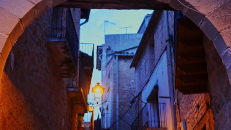 Arco-De-Entrada-En-Un-Pueblo-Medieval-Por-La-Noche