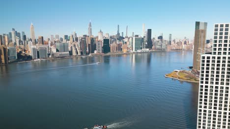 Erstaunliche-Luftaufnahme-Von-Manhattan-Von-Brooklyn,-Mit-Dem-East-River-Im-Vordergrund