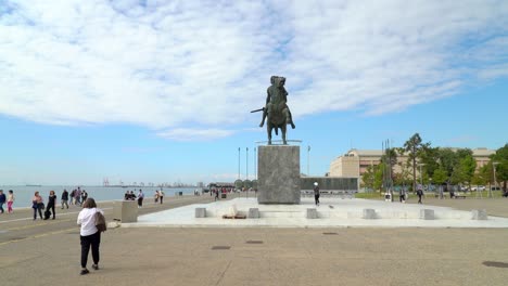 Gente-Admirando-El-Monumento-De-Alejandro-La-Gran-Estatua-En-Tesalónica