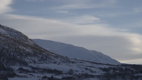 Morgens-Sonnenaufgang-Timeliapse-Bei-Revhaugen-In-Myrkdalen-Und-Vikafjell-Berg-Während-Des-Wintertages---Leichte-Wolken-Ziehen-Vorbei-Und-Sonne-Trifft-Langsam-Auf-Berggipfel