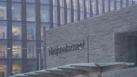 Starker-Schneefall-Mit-Blick-Auf-Nasjonalmuseet-Schilderbeschriftung-Auf-Gebäude-In-Oslo,-Norwegen