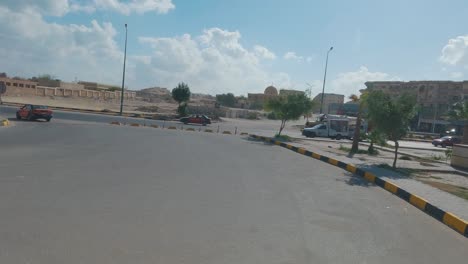 Hurghada,-ägypten-29.-Dezember-2022,-Tagsüber-Stadtblick-Durch-Das-Busfenster,-Verkehr,-Häuser,-Architektur,-Menschen