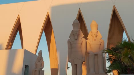 El-Gouna,-ägypten-29.-Dezember-2022:-Gouna-Konferenz--Und-Kulturzentrum-Bei-Sonnenuntergang,-Das-Als-Wegweisendes-Kulturelles-Ziel-Für-Die-Kurstadt-Konzipiert-Wurde