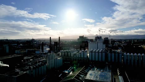 Un-Dron-Disparó-Una-Revelación-Creciente-De-La-Cervecería-Guinness-St-James-Gate-Desde-El-Río-Liffey-Directamente-Hacia-El-Sol-Vespertino