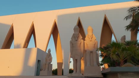 El-Gouna,-Egipto-29-De-Diciembre-De-2022:-Centro-Cultural-Y-De-Conferencias-De-Gouna-Al-Atardecer,-Que-Fue-Diseñado-Para-Ser-Un-Destino-Cultural-Emblemático-Para-La-Ciudad-Turística