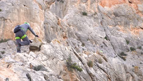 Ascensión-Vía-Ferrata-En-Grupo-De-Amigos