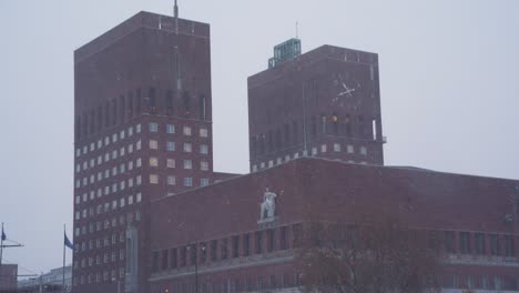 Nieve-Cayendo-Con-Vistas-A-Las-Torres-Del-Ayuntamiento-De-Oslo-En-Segundo-Plano-El-Día-De-Invierno