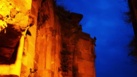 Espeluznante-Vista-De-Las-Ruinas-De-Una-Antigua-Iglesia-Gótica-Con-Pájaros-Oscuros