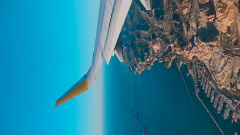 Avión-Llegando-A-Tierra,-El-Puerto-Y-Los-Buques-De-Carga-En-El-Camino-A-Marsella