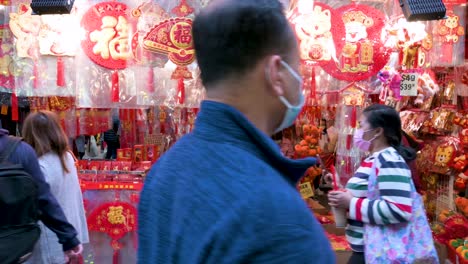 Menschen-Kaufen-Chinesische-Neujahrsdekorationen-Und-Geschenke-An-Einem-Straßenmarktstand-Während-Der-Vorbereitung-Auf-Das-Chinesische-Neujahrsfest-Und-Die-Festlichkeiten