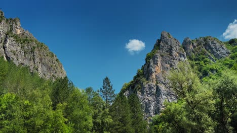 Hermosas-Rocas-En-La-Cima-De-La-Montaña-Con-Cielos-Azules-Claros-Ninguna-Persona-Verde-Y-Piedra