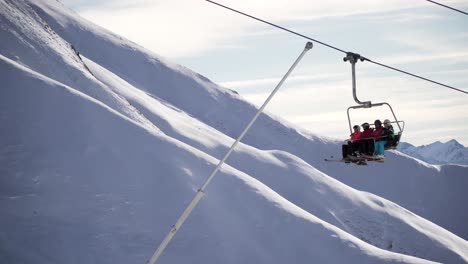 Telesilla,-Telesilla-Con-Cuatro-Esquiadores-En-Los-Alpes-Fríos,-Austria