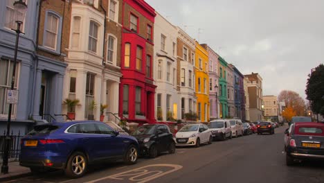 Calle-Colorida-De-Notting-Hill-Durante-La-Puesta-De-Sol-En-Londres,-Reino-Unido---Amplia