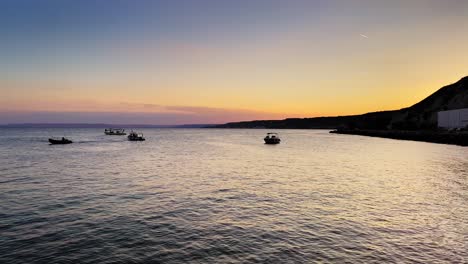 Schöner-Sonnenuntergang-über-Dem-Schwarzen-Meer-Mit-überquerenden-Booten