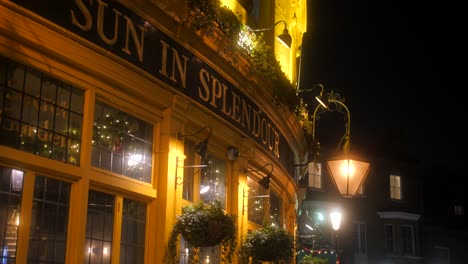 Luces-En-La-Fachada-De-Un-Pub-De-La-Ciudad-En-El-Distrito-De-Notting-Hill-En-Londres,-Reino-Unido