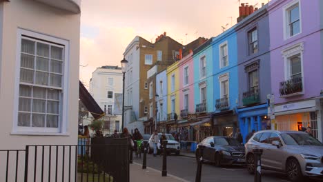 Fachada-Coloreada-De-Arquitecturas-En-La-Calle-Portobello-Road-En-Notting-Hill,-Inglaterra,-Reino-Unido