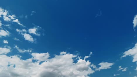 Blauer-Himmel-Voller-Wolken-Leer-Sonnig