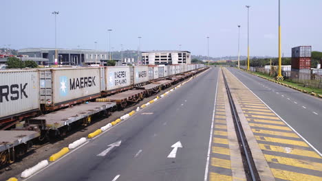 Drohne-Schoss-Entlang-Eines-Zuges-Mit-Schiffscontainern,-Die-Darauf-Warteten,-Im-Hafen-Von-Durban-Verladen-Zu-Werden