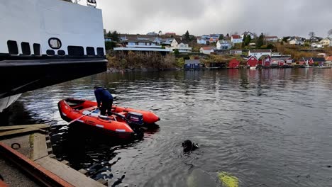 Tripulación-De-Barcos-En-Bote-Pequeño-Y-Buzo-En-El-Mar-Preparándose-Para-Inspeccionar-Las-Hélices-De-Los-Transbordadores