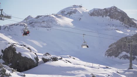 Remontes,-Telesillas-Con-Esquiadores-En-Los-Fríos-Alpes,-Austria