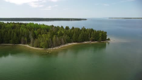 Aerial-Island-Peninsula-Descent---Les-Cheneaux-Islands,-Michigan