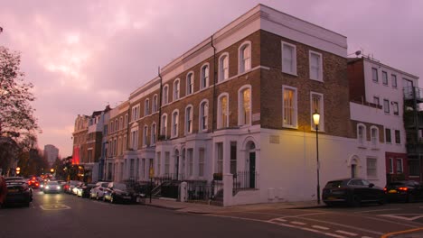 Puesta-De-Sol-En-El-Distrito-De-Notting-Hill-En-El-Oeste-De-Londres,-Inglaterra---Panorámica