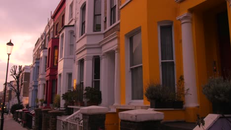 Bunte-Häuser-Während-Des-Sonnenuntergangs-In-Notting-Hill,-Einem-Stadtteil-Von-London---Schwenken