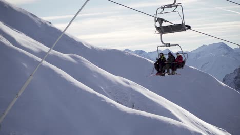 Skilift,-Sessellift-Mit-Drei-Skifahrern-In-Den-Kalten-Alpen,-Österreich