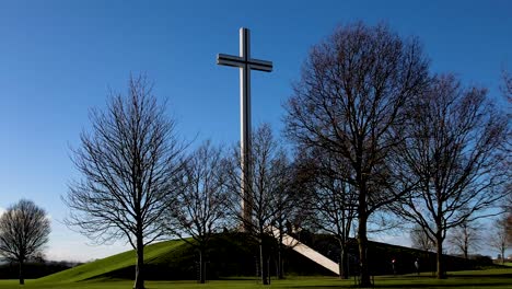 Das-1979-Für-Den-Irlandbesuch-Von-Papst-Johannes-Paul-11-Errichtete-Päpstliche-Kreuz-Zieht-Noch-Heute-Regelmäßig-Busladungen-Von-Touristen-An