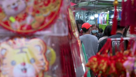 Los-Compradores-Compran-Adornos-Y-Regalos-Decorativos-Del-Año-Nuevo-Chino-En-Un-Mercado-Callejero-Durante-La-Preparación-Para-La-Celebración-Y-Festividades-Del-Año-Nuevo-Chino