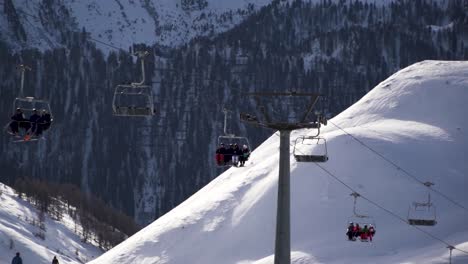 Skilift,-Sessellift-Mit-Skifahrern-In-Den-Kalten-Alpen,-österreich