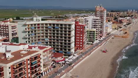 España,-Vista-Aérea-De-La-Zona-De-Apartamentos-De-Playa-En-La-Costa-Mediterránea,-Perelló,-Valencias