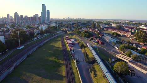 Dolly-En-Vista-Aérea-De-Un-Transporte-Sostenible,-Tren-Eléctrico-De-Largo-Alcance-Con-Rayos-De-Sol-En-El-Costado-En-Buenos-Aires,-Argentina