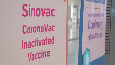 Pancartas-Que-Promueven-Las-Vacunas-Covid-19-Al-Público-De-Sivac-Vistas-En-Hong-Kong