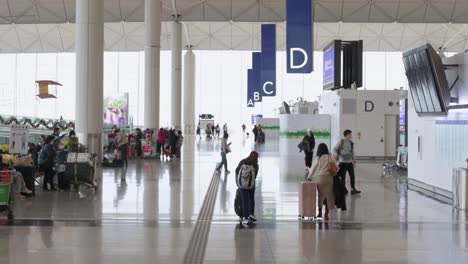 Se-Ve-A-Los-Pasajeros-Caminando-Por-La-Sala-De-Facturación-Y-Salida-De-La-Aerolínea-En-El-Aeropuerto-Internacional-Chek-Lap-Kok-De-Hong-Kong.