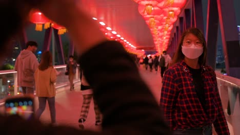 Una-Niña-Posa-Para-Una-Foto-En-Un-Puente-Peatonal-Decorado-Con-Linternas-Rojas-Chinas-Que-Cuelgan-Del-Techo-Para-Celebrar-El-Festival-Del-Año-Nuevo-Lunar-Chino-En-Hong-Kong