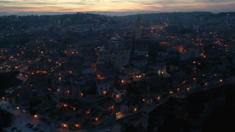 Luftaufnahme-Der-Alten-Italienischen-Stadt-Matera-Mit-Ihrer-Dominanten-Kathedrale