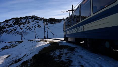 Bergzahnradbahnwagen,-Der-Im-Winter-Die-Gipfelhaltestelle-Verlässt