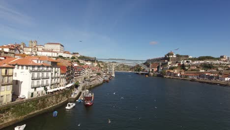 Vista-Panorámica-De-Porto-Con-El-Famoso-Puente-Dom-Luis-I,-El-Río-Duero-Y-Las-Casas-De-Ribeira,-Portugal